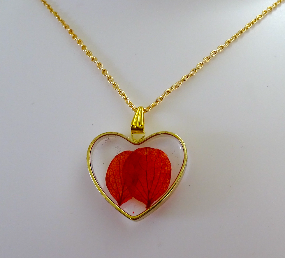 Pendant with red preserved 'Hydrangea' flowers