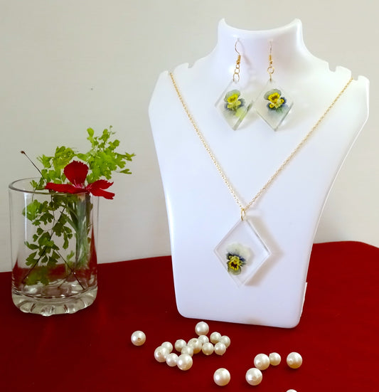 Pendant set with 'Pancy Flower'